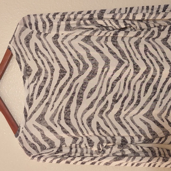 USED ALFANI SLEEPWEAR SHIRT ZEBRA PRINT SIZE MEDIUM - Picture 6 of 7